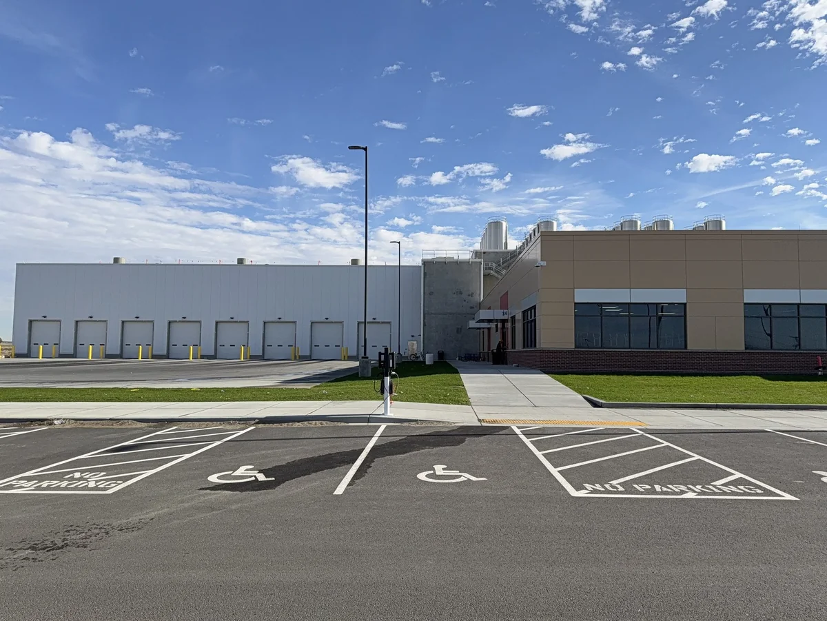 Darigold Pasco facility loading dock door bank